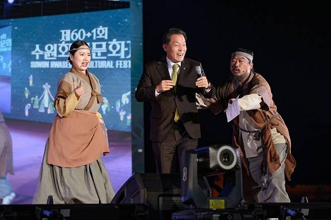 ▲이재준 수원시장(가운데)이 지난해 수원화성문화제 메인공연에서 인사말을 하고 있다. / 사진제공=수원특례시