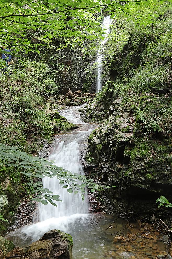 벼랑 아래 계곡에서는 2단 폭포가 폭포수를 힘차게 쏟아낸다. 충분히 이름을 가질만한 규모건만 폭포는 이름조차 없다.