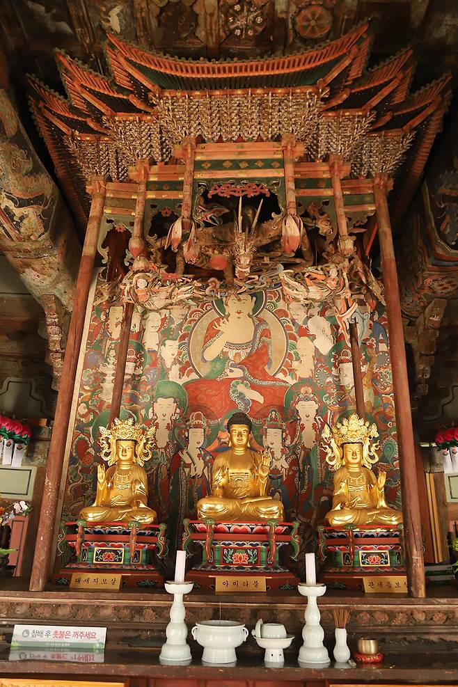 극락전에는 아미타불을 중심으로 관세음보살과 대세지보살을 모셨다.