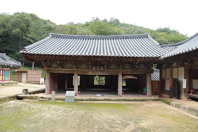 우화루(보물 제662호)는 높낮이가 다른 땅에 돌로 축대를 쌓고 그 앞에 기둥을 나란히 세워 대청마루를 놓았다.