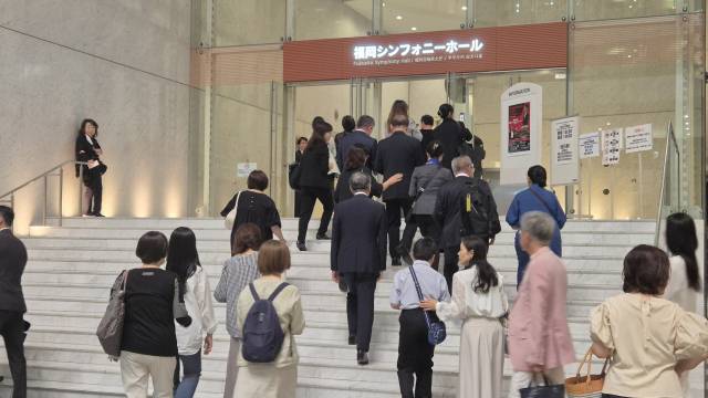 22일 오후 7시(현지시간) 대구시립교향악단 일본 투어의 무대가 열린 후쿠오카의 아크로스 심포니홀 입구에서 관객들이 입장하고 있다. 대구시향 제공