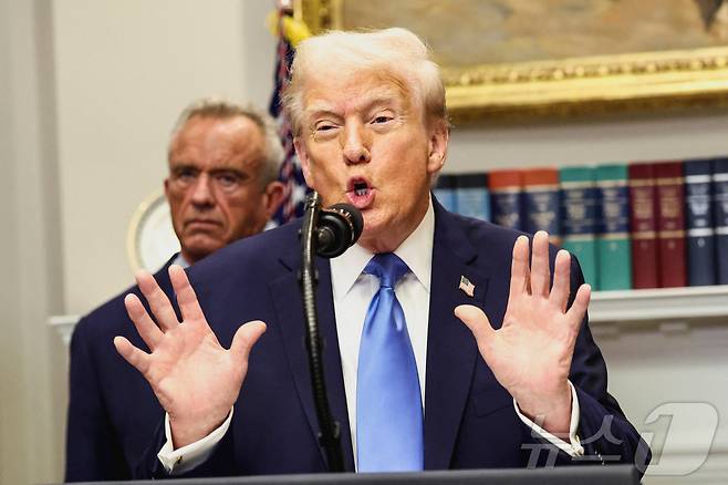 도널드 트럼프 미국 대통령이 22일(현지시간) 미국 워싱턴DC 백악관에서 로버트 F. 케네디 주니어 보건복지부 장관과 함께 아동 자폐증과 임신 중 타이레놀 개연성에 대한 조사 착수에 대해 발표하고 있다. 2025.09.22. ⓒ 로이터=뉴스1 ⓒ News1 류정민 특파원