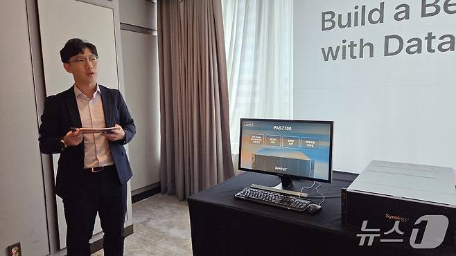 이근녕 시놀로지 어카운트 매니저가 23일 서울 조선팰리스 강남에서 열린 기자간담회에서 부스투어를 진행하고 있다. 2025.9.23 뉴스1 ⓒ News1 김민석 기자