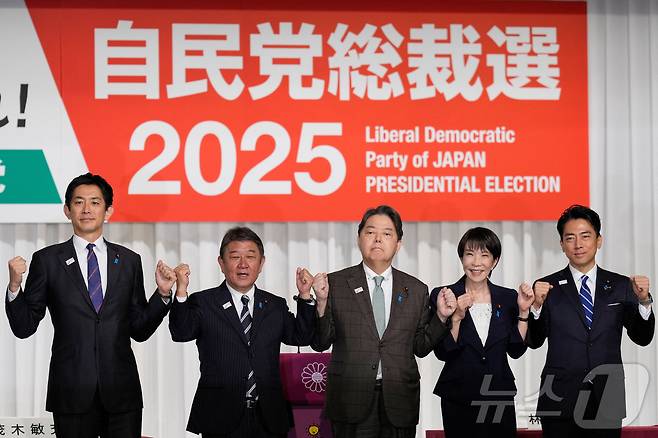 23일 일본 도쿄 자민당 본부에서 열린 자민당 총재 선거 후보 공동 기자회견에서 후보들이 포즈를 취하고 있다. 왼쪽부터 고바야시 다카유키 전 경제안보상, 모테기 도시미쓰 전 외무상, 하야시 요시마사 관방장관, 다카이치 사나에 전 경제안보상, 고이즈미 신지로 농림수산상. 2025.09.23. ⓒ 로이터=뉴스1 ⓒ News1 권준언 기자