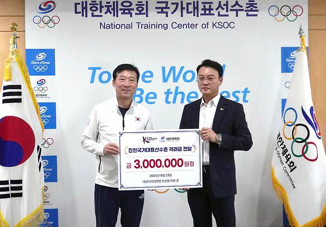 대한가라테연맹 격려금 전달식에서 사진 촬영 중인 김택수 국가대표선수촌장(왼쪽)과 오상철 대한가라테연맹 회장. (대한체육회 제공)