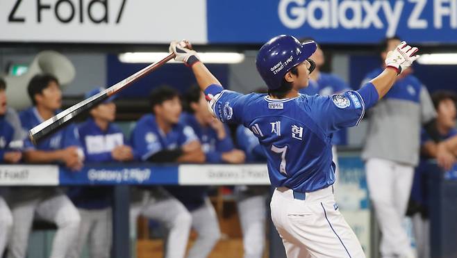 삼성 이재현이 23일 대구삼성라이온즈파크에서 열린 2025 KBO리그 두산전에서 3회말 추격하는 투런 홈런을 터뜨리고 있다. 사진 | 대구=연합뉴스