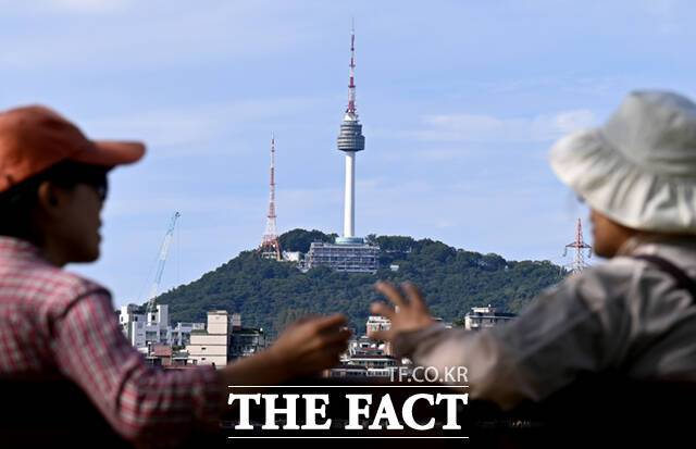 절기상 추분인 23일 오후 서울 서초구 반포 한강공원을 찾은 시민들이 가을 정취를 만끽하고 있다. /이새롬 기자