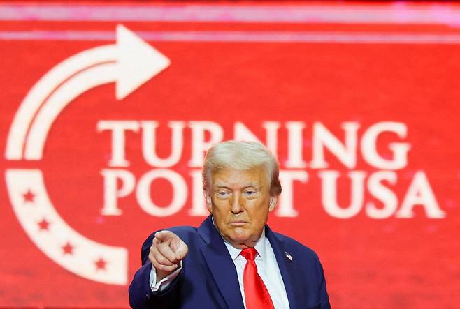 도널드 트럼프 미국 대통령은 21일 미국 애리조나에서 열린 찰리 커크 추모식에 참석했다./로이터 연합뉴스