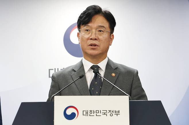 김영훈 고용노동부 장관이 9월 15일 서울 종로구 정부서울청사에서 노동안전종합대책을 발표하고 있다. /뉴스1