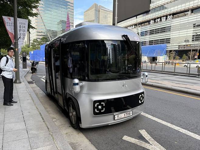23일 서울 종로구 청계광장 앞에 '청계A01' 무인셔틀이 정차돼 있다. 이창훈 기자