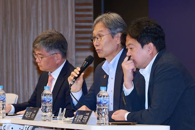 구단을 운영하는 입장에서(서울=연합뉴스) 신현우 기자 = 최순호 수원FC 단장이 23일 서울 성동구 한양대학교 경영관 SKT홀에서 열린 2025 K리그 주요 현안 공청회에 참석해 발언하고 있다. 이번 공청회는 K리그1 적정 팀 수와 K리그 외국인 선수 쿼터 제도를 주제로 열렸다.왼쪽부터 구창용 제주 SK 대표, 최 단장, 유성한 FC서울 단장. 2025.9.23nowwego@yna.co.kr/2025-09-23 15:11:38/<저작권자 ⓒ 1980-2025 ㈜연합뉴스. 무단 전재 재배포 금지, AI 학습 및 활용 금지>