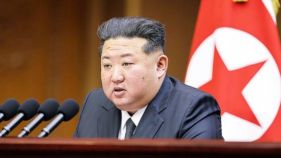 김정은 북한 국무위원장이 21일 평양 만수대의사당에서 열린 최고인민회의 제14기 제13차 회의에 참석해 연설을 하는 모습. 노동신문=뉴스1