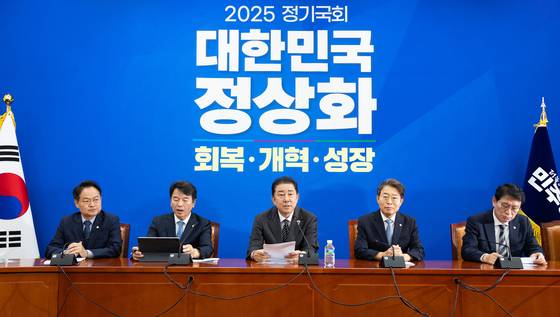 김병기 더불어민주당 원내대표(가운데)가 지난 23일 국회에서 열린 원내대책회의에서 이번 정기국회에서 각종 쟁점 법안을 처리하겠다는 입장을 밝히고 있다. 뉴스1