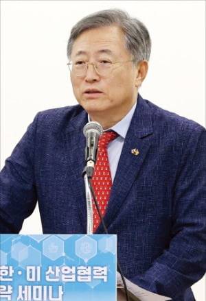 최중경 한미협회 회장이 22일 ‘한·미 산업협력 세미나’에서 개회사를 하고 있다. 최혁 기자