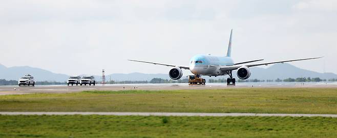지난 5일 인천국제공항 제1터미널에서 운영 재개를 앞둔 제2활주로의 사용·안전성 점검을 위해 항공기가 진입하고 있다. 감사원 감사 결과와는 무관한 사진이다. 연합뉴스