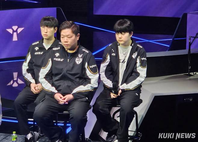 젠지 선수단이 23일 서울 종로구 롤파크 LCK 아레나에서 열린 ‘2025 LCK FINALS 미디어데이’에 참석하고 있다. 송한석 기자