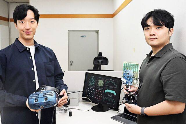 지난 6월 캐나다 몬트리올에서 열린 국제전기전자공학회(IEEE) 주관 박사학위 논문 경진대회에서 한국인 최초로 1, 2위를 차지한 김용휘(오른쪽)·전동수씨가 서울 서대문구 연세대 공학원에서 인공지능(AI) 기반 통신 장비를 들어보이고 있다. 이한형 기자