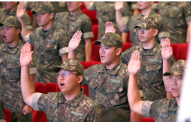 이재용 삼성전자 회장 장남 이지호씨 등이 23일 오전 경남 창원 진해구 해군사관학교 웅포 강당에서 열린 '제139기 해군 사관후보생 입교식'에서 선서하고 있다. 연합뉴스