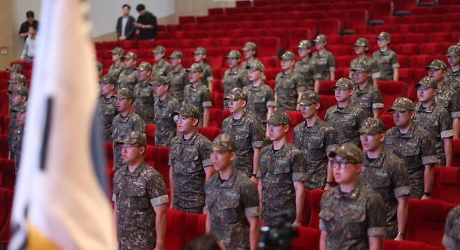 이재용 삼성전자 회장 장남 이지호씨 등이 23일 오전 경남 창원 진해구 해군사관학교 웅포 강당에서 열린 '제139기 해군 사관후보생 입교식'에서 대대장 발언을 경청하고 있다. 연합뉴스