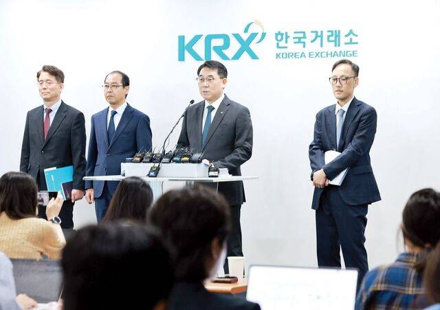 이승우(오른쪽 두 번째) 주가조작 근절 합동대응단장이 23일 서울 영등포구 한국거래소에서 브리핑을 하고 있다. 지난 7월 출범한 합동대응단은 이날 첫 사건으로 1000억원대 자금을 동원해 주가조작을 벌인 사업가·의료인 및 금융회사 전·현직 임원을 적발했다고 밝혔다. 연합뉴스