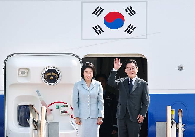 유엔총회로 출국하는 李 이재명 대통령과 부인 김혜경 여사(왼쪽)가 22일 미국 뉴욕에서 열리는 유엔총회 참석을 위해 경기 성남 서울공항에서 공군 1호기에 탑승하기 전 인사를 하고 있다. 김호영 기자