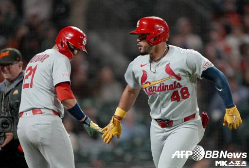 이반 에레라가 5회초 홈런을 때린 뒤 하이파이브를 하고 있다. 사진(美 샌프란시스코)=ⓒAFPBBNews = News1