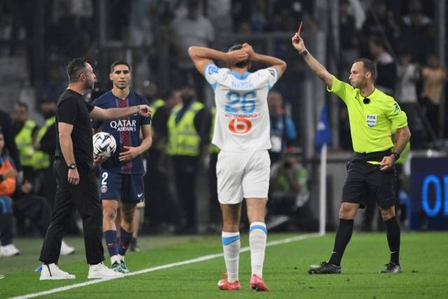 데 제르비는 후반 추가시간 로비니오 바즈가 아슈라프 하키미에게 밀려 쓰러지자 강하게 항의했다. 심판은 처음 경고를 줬으나 계속된 항의, 아니 모욕적 언사에 결국 퇴장으로 바꿨다. 사진=AP=연합뉴스