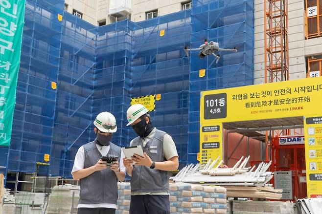 HDC현대산업개발은 드론을 활용한 현장 관리 체계를 전국의 모든 현장에 확대 적용해 나가는 가운데 서울원 아이파크, 시티오씨엘 7단지 등의 현장에서 적용하고 있는 디지털 트윈 기술은 순차적으로 전 현장에 확대 적용한다는 방침이다./사진제공=HDC현대산업개발
