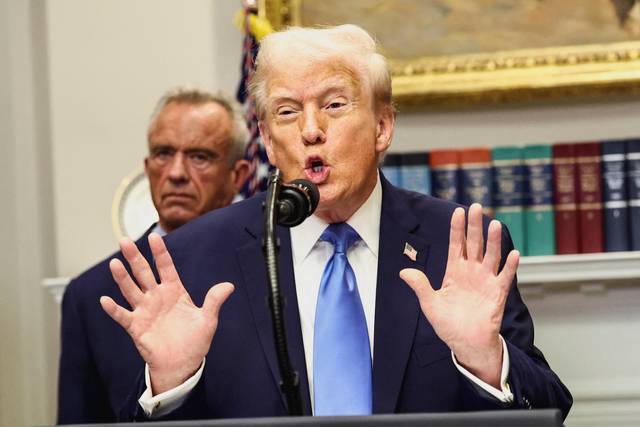 도널드 트럼프 미국 대통령이 22일 워싱턴DC 백악관 루스벨트룸에서 기자회견을 통해 임신 중 타이레놀 복용이 자폐아 위험을 높인다고 주장하고 있다. 로이터 연합뉴스