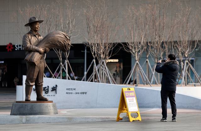 동대구역 광장에 세워진 박정희 전 대통령 동상. 뉴시스