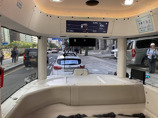 자율주행 셔틀의 앞 부분. 운전석 없이 창으로만 돼 있다. 손인규 기자