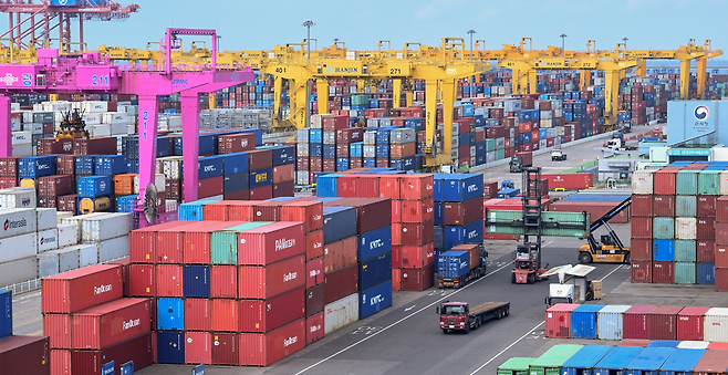 인천 연수구 인천신항컨테이너 터미널에 수출 대기 중인 컨테이너가 가득 쌓여있는 모습 인천=임세준 기자