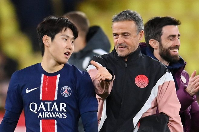 파리 생제르맹 이강인이 지난해 12월 19일(한국시간) 프랑스 모나코의 스타드 루이 2세 경기장에서 열린 2024~25 프랑스 프로축구 리그1 16라운드 AS모나코와의 4-2로 승리한 뒤 루이스 엔리케 감독과 하이파이브하고 있다. 로이터 연합뉴스