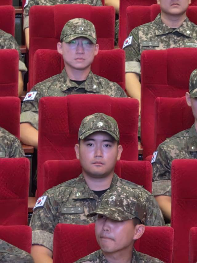 이재용 삼성전자 회장의 장남인 이지호씨가 23일 창원 해군사관학교 웅포강당에서 제139기 해군사관후보생 입교식을 치르고 있다. 창원=서종갑기자