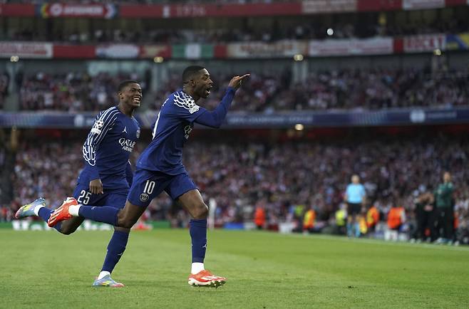 PSG 선수단 대다수가 23일 프랑스 파리 샤틀레 극장에서 열릴 발롱도르 시상식에 불참할 것으로 보인다. 소속 선수인 뎀벨레(앞)가 유력한 수상 후보로 지목되나 폭풍으로 인해 전날 열렸어야 할 마르세유와 리그앙 경기가 하루 연기되면서 이날 마르세유전을 치러야하기 때문이다. AP뉴시스