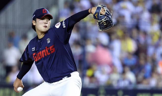 롯데 이민석이 23일 울산 NC전에 앞서 1군 엔트리에서 제외됐다. 김태형 롯데 감독은 “별로 나갈 일이 없을 것 같다. 제구가 안 된다”고 냉정한 판단을 내렸다. 뉴시스