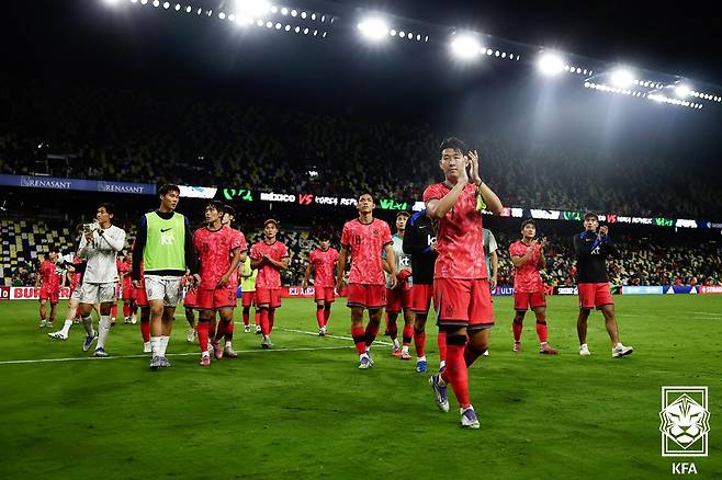 지난 10일 미국 디오디스 파크에서 열린 멕시코와 평가전을 마친 뒤 그라운드를 돌며 인사하고 있는 축구대표팀 선수들. /사진=대한축구협회 제공