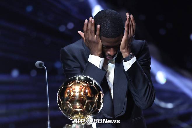23일(한국시간) 프랑스 파리의 샤틀레 극장에서 진행된 2025 발롱도르 시상식에서 발롱도르 수상 소감을 밝히다 눈물을 흘리고 있는 우스만 뎀벨레. /AFPBBNews=뉴스1