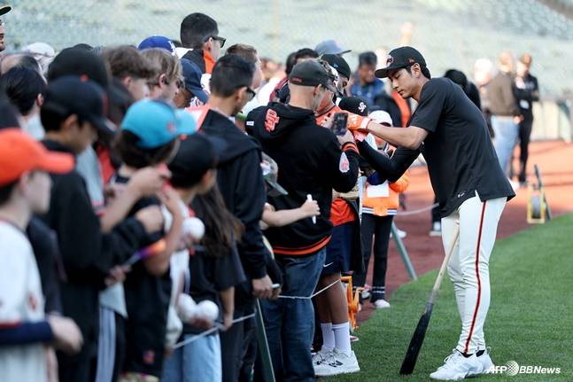 사인을 해주고 있는 이정후. /AFPBBNews=뉴스1