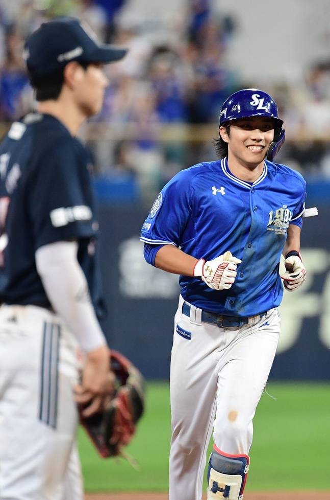 홈런을 친 뒤 그라운드를 돌고 있는 이재현. /사진=삼성 라이온즈