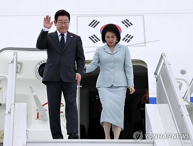 뉴욕 도착한 이재명 대통령 (뉴욕=연합뉴스) 한상균 기자 = 유엔총회 참석차 미국을 방문한 이재명 대통령과 김혜경 여사가 22일(현지시간) 뉴욕 JFK공항에 착륙한 공군 1호기에서 환영객에게 인사하고 있다. 2025.9.23 xyz@yna.co.kr