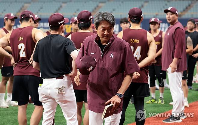 선수단과 상견례 마친 설종진 키움 감독대행 (서울=연합뉴스) 김인철 기자 = 설종진 키움 히어로즈 감독대행이 15일 서울 구로구 고척스카이돔에서 선수단과 훈련에 앞서 첫 상견례를 마친 뒤 인터뷰를 위해 이동하고 있다. 2025.7.15 yatoya@yna.co.kr