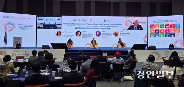 24일 인천 연수구 송도컨벤시아에서 개막한 ‘제9회 유엔 아시아태평양 지역 국제 심포지엄’ 장면 설정 세션에서 토론자들이 AI 혁신 방향에 대해 논의하고 있다. 2025.9.24. /김희연기자 khy@kyeongin.com