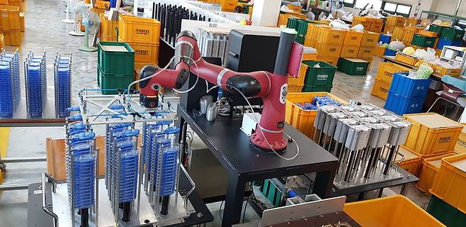 ▲ 로봇이 실제 산업 현장을 모사한 실증환경에서 작업을 진행하고 있다. /사진제공=인천테크노파크