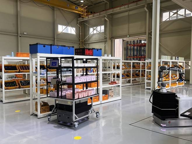 ▲ 로봇이 실제 산업 현장을 모사한 실증환경에서 작업을 진행하고 있다. /사진제공=인천테크노파크