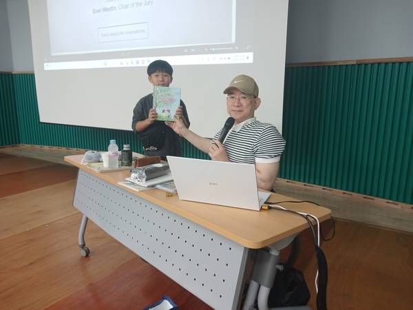 ▲ 홍성군청소년수련관 글마루작은도서관은 9월 독서의 달을 맞아 아동문학가 고정욱 작가 만남을 열었다. 홍성군청소년수련관 제공
