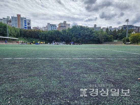 ▲ 23일 찾은 울산 중구 성안동 함월구민운동장. 축구장 바닥에 깔린 인조잔디가 수명을 다해 일부는 색이 바래거나 패여있다.