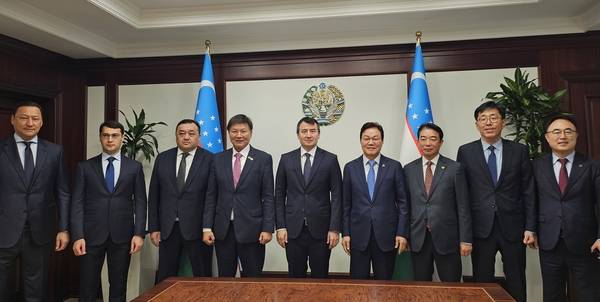 박완수 경남도지사와 잠시드 압두하키모비치 호자예브 우즈베키스탄 경제부총리 등이 24일 우즈베키스탄 타슈켄트에서 만나 기념사진을 찍고 있다. /경남도