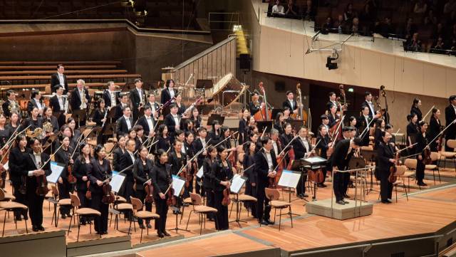 부산시립교향악단이 23일(현지시간) 독일 베를린 필하모니 메인 오디토리움에서 열린 ‘무직페스트 베를린(Musikfest Berlin) 2025’ 폐막무대에서 공연을 마친 뒤 관객들에게 인사하고 있다. 박석호 기자