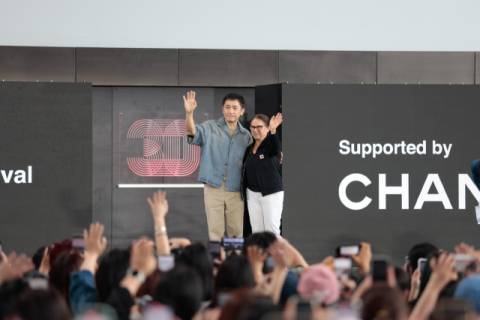 배우 량차오웨이(왼쪽)가 영화 ‘사일런트 프렌드’를 만든 일디코 에네디 감독과 함께 24일 오후 부산 해운대구 영화의전당 야외극장 오픈토크 무대에 올라 포즈를 취하고 있다. 이지원 인턴기자